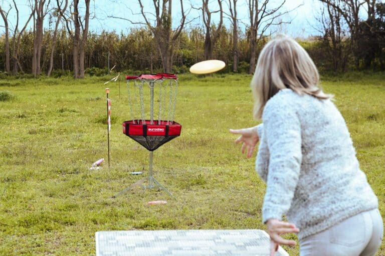 • Discgolf en séminaire d’entreprise en Occitanie • Activité ludique et sportive pour team-building • Challenge de discgolf en plein air pour entreprises • Sport accessible et fun pour la cohésion d’équipe • Animation séminaire outdoor : initiation au discgolf